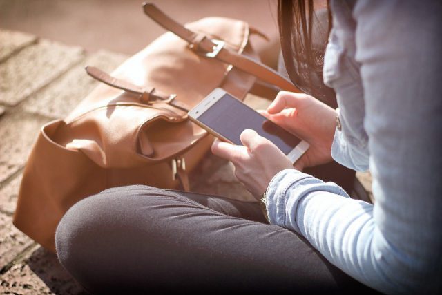 スマホを触る女性