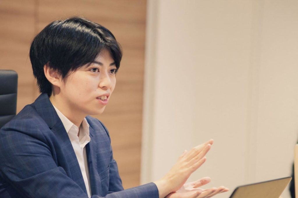 井上さんが話している画像