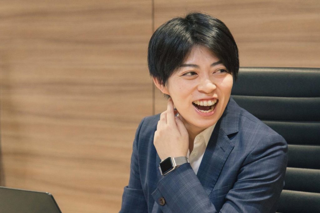井上さんが笑っている画像