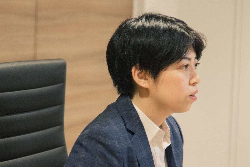 井上さんが話しているところの横顔の画像